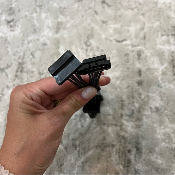 StarTech.com 4x SATA Power Splitter Adapter Cable - Picture 4 of 7